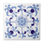 Petal Stollig Blue Tones Kakelplatta<br><div class="desc">Petal Stollig är en fantastisk blommigt som är centrerad kring en daisy-liknande blomning, strålningsbalans och charm. Lätta och mejeriliknande arbetsmoment är en symmetrisk lattice av kurvstim och blommar av abstrakt, vilket ger en känsla av en blomstrande trädgård som dras för hand. Den mjuka blåa paletten blandad med subtila vita accenter...</div>
