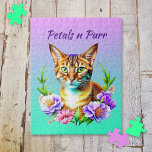 Petaler och Söt- och rålkastare Pussel<br><div class="desc">Söt stil ai-konst med söt tabby katt omgiven av rosa och lila blommor. Offerten på den säger: "Petals n Purr".</div>