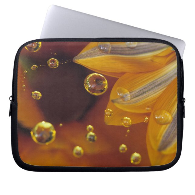 Petaler på Mylar reflekterande yta med droppar. Laptop Sleeve (Framsidan)
