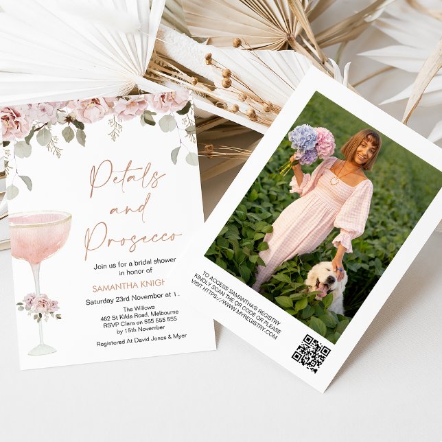 Petals Proseccos  Blommigt QR-kodMöhippa Inbjudningar (Boho blush floral petals and prosecco bridal shower invitation with glass and QR code.)