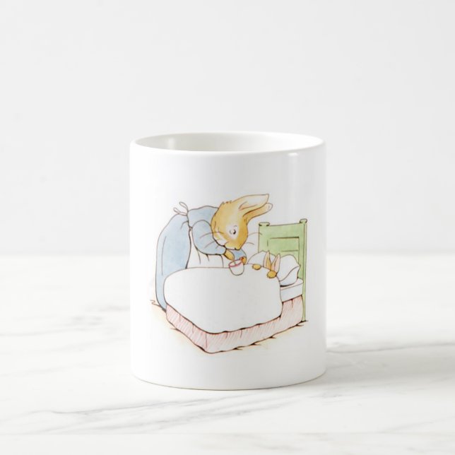 Peter Rabbit in Bed (Matas av hans Mor) Kaffemugg (Center)