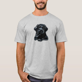 Petit chien noir allongé au regard doux et rêveur. t shirt