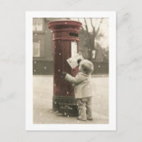 Petit enfant postant sa lettre