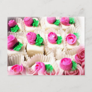 Petit Fours är fyllda med delikat, rosa rosenknopp Vykort