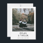 Petite Simple Modern Bold Namn Framed 2-Photo Spara Datumet<br><div class="desc">Modern och enkel Spara datumkortet med fet namn-design i en mindre storlek. En ren,  minimalistisk stil-perfekt för alla bröllop firande. Lägg till ett eget foto på framsidan och baksidan. Använda verktyg om du vill ändra typsnitt eller layout.</div>