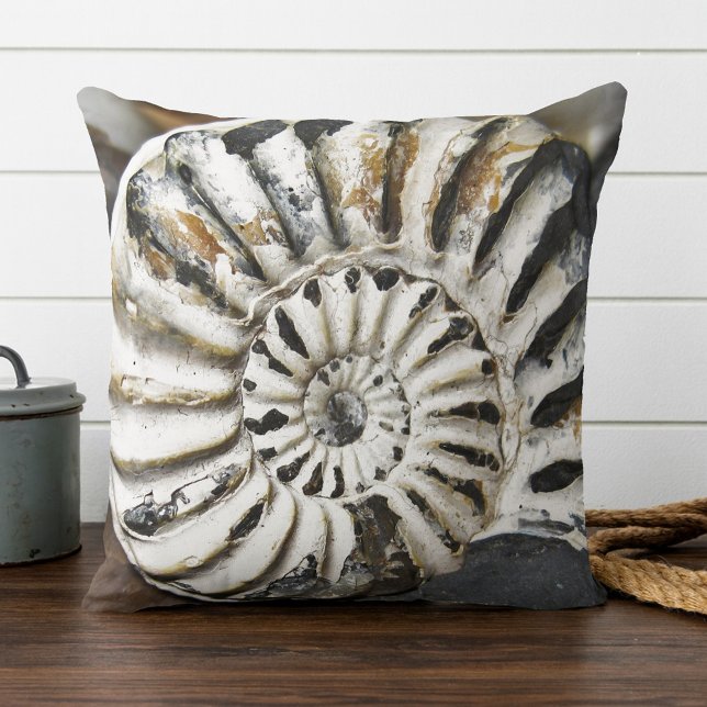Petrified Nautical Fossil Spiral Kudde (Pillow showing a spiral petrified nautilus fossil. Beautiful for a beach house or coastal residence)
