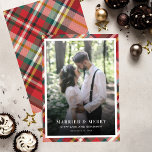 Pets jul Photo Married and Merry Julkort<br><div class="desc">Gratulerar till din första julsäsong som gift par med vår exklusiv "Gift och ära" julhälsningskort. Det här kortet visar din omhuldade framsida och mitt i ditt nya foto, och ger på ett vackert sätt glädje åt din union med julhelgens magi. Vänd kortet över för att visa en tidlös design som...</div>