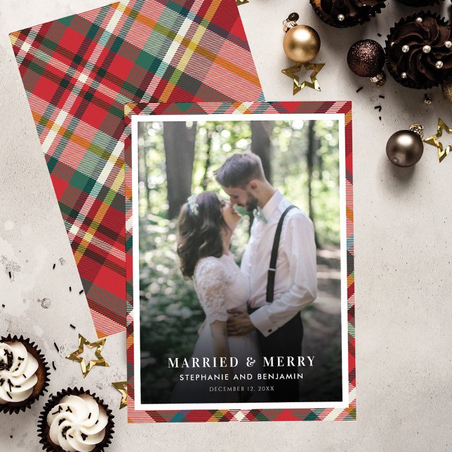 Pets jul Photo Married and Merry Julkort (Newlywed Wedding Photo Plaid Christmas Greeting Card)