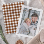 Pets Merry och Married Script Photo Julcard Julkort<br><div class="desc">Fira din första jul som nyfödda med det här vackert designade Play Merry & Married Script Photo- julkortet, med intimt fotolayout och en snyggt saltade karamel och vita bufflar baksida. Perfekt för att skicka varmt önskemål till familj och vänner, det här kortet fångar elegansen i ett speciellt ögonblick och glädjen...</div>