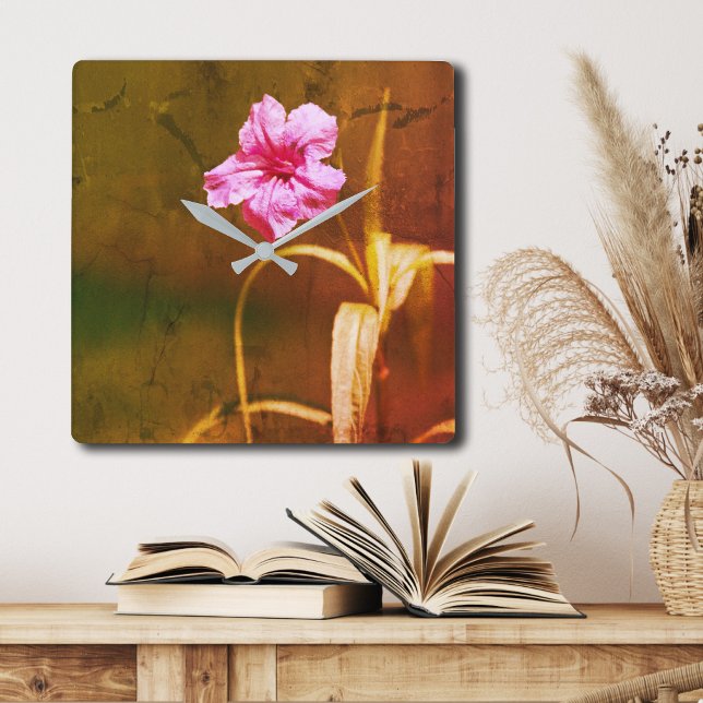 Petunia Blommigt Rustic Fyrkantig Klocka (Petunia Floral Rustic Square Wall Clock. Mexican Petunia, Photography, Botanical, Home Decor.
)