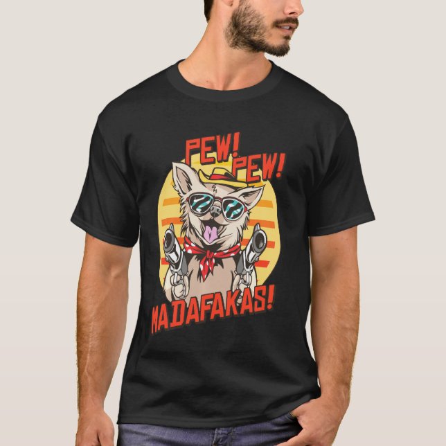 Pew Pews Madafakas Chihuahua med en gun som har tr T Shirt (Framsida)