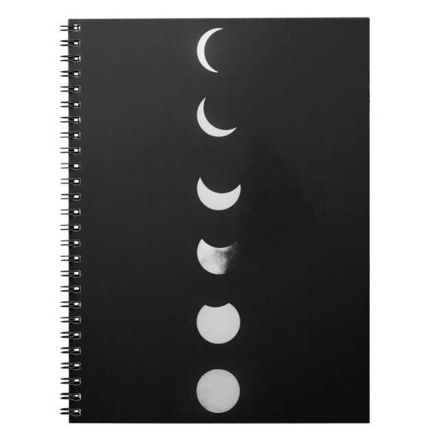Phase and Eclipse in Black and White Photo Anteckningsbok (Framsidan)