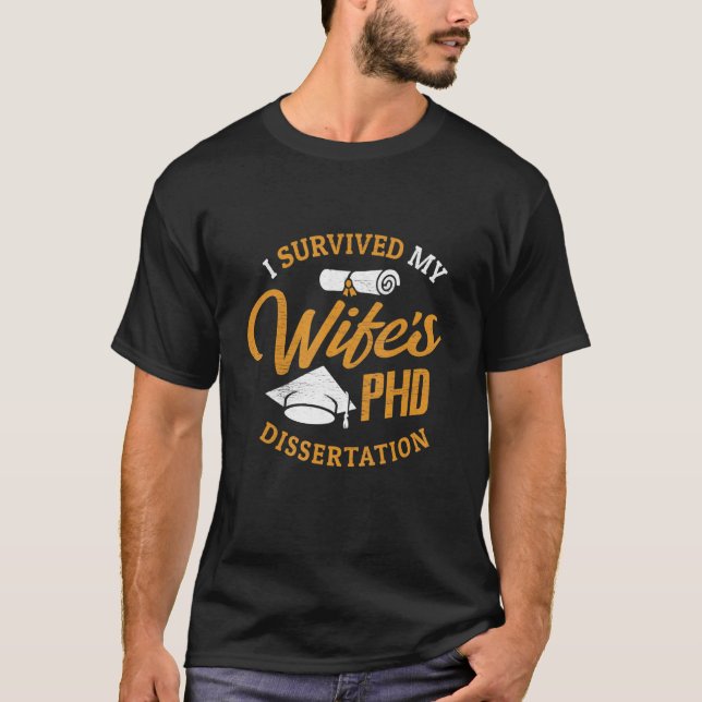 PHD-fru jag Överlevt min fru PHD-spridning T Shirt (Framsida)