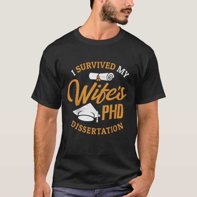 PHD-fru jag Överlevt min fru PHD-spridning T Shirt (Framsida)