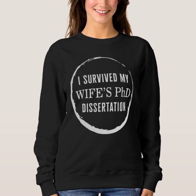 PHD I Survived My Wifes PhD Dissertation Doctorate T Shirt (Framsida)