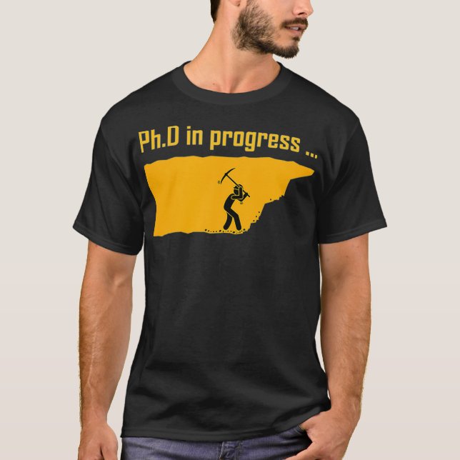 PhD pågår _3  T Shirt (Framsida)