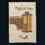 Photagraphers detta är hur jag rullar kökshandduk<br><div class="desc">Denna kökshandduk är perfekt för fotografer, och old schoolshutterbugs, som föredrar, filmar kameror till digitala. Den presenterar en illustration av en gammalmodig rulle av 35 som en mm filmar, och meddelandet, "detta är hur jag rullar" i retro stiltyp. Nostalgiker för de bra gammala dagarna? Finna mer kassett tejpar produkter, och...</div>