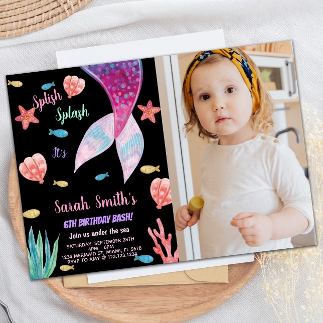 Photo 6e Mörk Rosa på övre sjöjungfrun på födelsed Inbjudningar (Photo 6th Dark Pink on top mermaid Birthday Invitation)