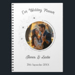 Photo Anemone on White Bröllopsfixaren Anteckningsbok<br><div class="desc">Anemone on White Bröllopsfixaren Notebook (Anemone på en bärbar dator för vit ) Väg upp drömmen bröllop med eleganten Anemone på en bärbar dator för vit Bröllopsfixaren. Den här anteckningsboken är fylld med 80 fodrade sidor, med pennritade anemonblommor mot en vit bakgrund. Skruva på dina inspirationer och idéer för att...</div>