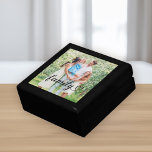 Photo Anpassningsbar för Family Kärlek Black Scrip Minnesask<br><div class="desc">Modern presentlåda för anpassningsbar och snyggt har ett favoritfoto med en minimal övertäckningsdesign för "familj" som innehåller elegantens blomning och hjärtdetaljer. Den svarta texten färg kan ändras.</div>