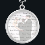 Photo Anpassningsbar Round Silver Bröllop Necklace Silverpläterat Halsband<br><div class="desc">Anpassa det här söt halsbandet att ha som bröllopsfavörer på bröllopsmottagningen eller att ha en själv som en hågkomst till din speciella dag. Detta halsband är också perfektens gåva till bridanten i hennes möhippa. Anpassa genom att lägga till fotot.</div>