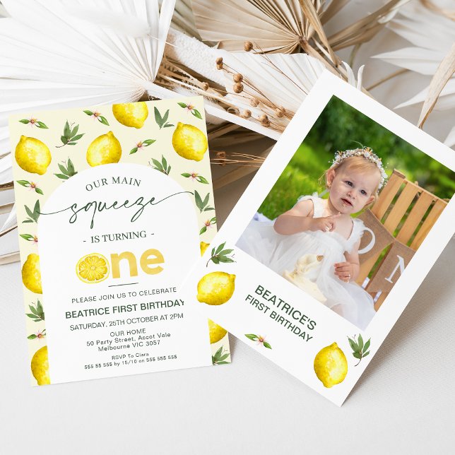 Photo Arch Lemon - vår viktigaste Squeeze 1:a föde Inbjudningar (Girls Our Main Squeeze 1st Birthday Invitation Template, Modern Lemon Themed 1st Birthday Invitation)