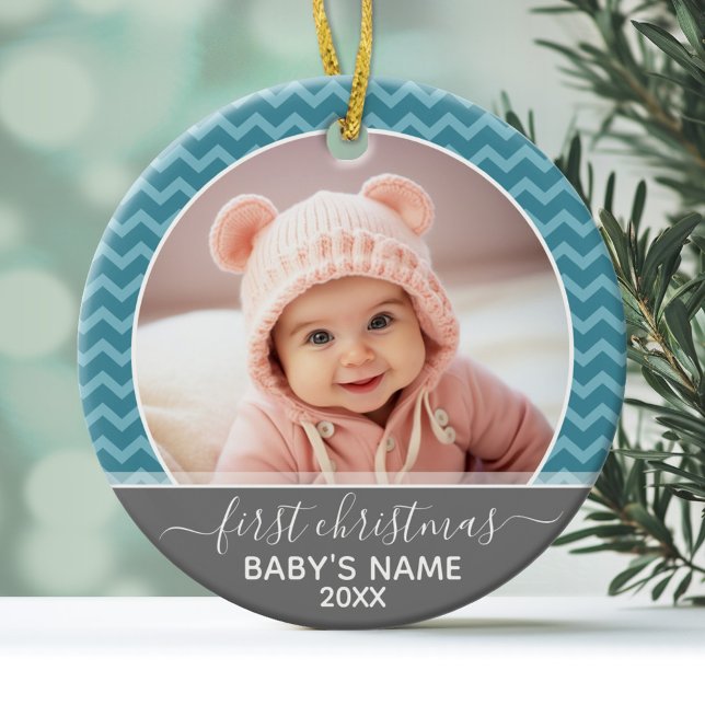 Photo Babys First jul - Blue chevrons grått Julgransprydnad Keramik (Personalized Photo Ornament - Baby's First Christmas)