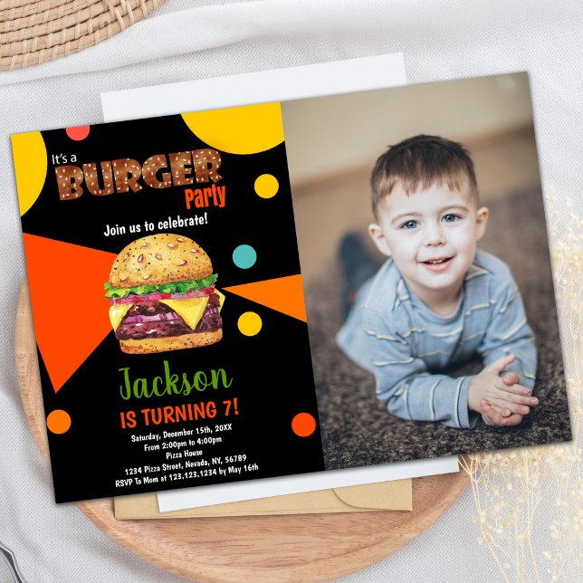 Photo Black Grönt Burger Birthday-inbjudningar Inbjudningar (Photo Black Green Burger Birthday Invitations)
