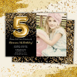 Photo Black Guld Kids Girl Femte Födelsedagsfesten Inbjudningar<br><div class="desc">Photo elegant black och guld 5:e födelsedagsfest inbjudan för en 5-årig flicka med elegant skript som skriver guld teckensnittsdesign och roligt folie ballonger.</div>