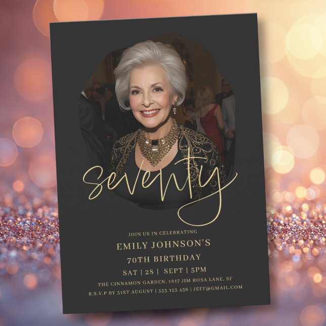 Photo Black och Guld Script 70:e födelsedagen Inbjudningar (Photo Black and Gold Script 70th Birthday Invitation)