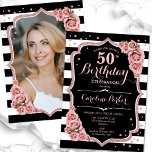 Photo Black Ro Guld 50:e födelsedagen Inbjudningar<br><div class="desc">Elegantens blommigt 50-årsinbjudan med ditt foto på baksidan av kortet. Glam Black and rosa design med faux glitter ro guld. Innehåller svart och vitt rand, rosa ros, skript och konetti. Perfekt för en snyggt vuxen under firande party. Anpassa med dina egna detaljer. Kan anpassas för vilken ålder som helst! Skrivna...</div>