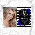 Photo Black Silver Royal Blue 50:e födelsedagen<br><div class="desc">Femininininbjudan till elegantens blommigt på 50 år med ditt foto. Glam svartvit royal blå design med faux glitter silver. Innehåller svart och vitt rand, sapphire blue ro, script font och confietti. Perfekt för en snyggt vuxen under firande party. Anpassa med dina egna detaljer. Kan anpassas för vilken ålder som helst!...</div>
