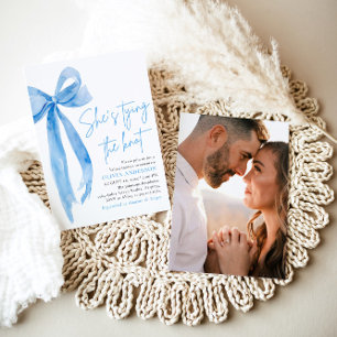 Photo Blue Bow Hon Gifter sig Möhippa Inbjudningar
