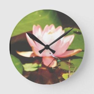 Photo Blue Dragonfly rosa blommor Sjö Arrowhead Rund Klocka