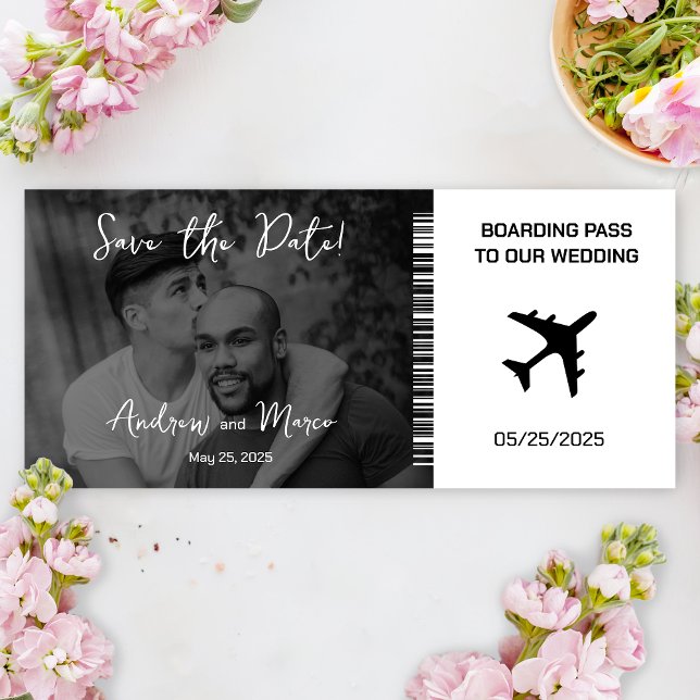 Photo Boarding Pass Bröllop spara datum (Black and white boarding pass save the date)