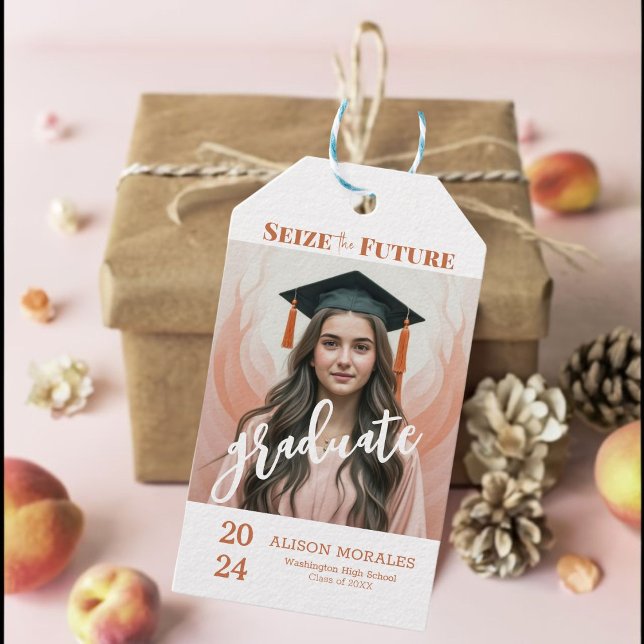 Photo Boho Peach Fuzz Seize Framtida Studenten Presentetikett (Embrace graduation glam with our Peach Fuzz tags!)