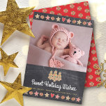 Photo Chalkboard Gingerbröd Cookies Sweet Önskemål Julkort<br><div class="desc">"Sweet Helgdag Önskemål". Ett foto av valfri anpassningsbar, vismisk gingerbaka cookie träd, stjärnor, hjärtan och matriser och lekfull manustypografi, täcker över en mörk kol grått-kritbakgrund och hjälper dig att starta julfesten. Ett pepparmint candy mönster över en röd bakgrund ger bakgrunden. Fira med familj och vänner medan du känner julhelgens värme...</div>