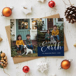 Photo Collage Peace on Earth Julfamiljen Hund Julkort<br><div class="desc">Skapa en kultivering Julhälsningar med ett fotosamlingskort "Peace on Earth" med din familj och hund. Denna minimalistiska design omfattar moderna skript och enkel kalligrafi,  perfekt för att visa omhuldade minnen. En vacker blå bakgrund gör att den här eleganten och personligens fotomatningskort får en fin pekpenna.</div>