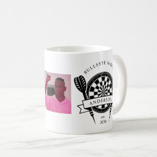 Photo Dart Player med svartvitt Kaffemugg