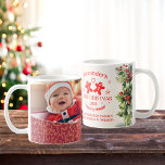 Photo Elegant Blommigt Baby Första jul Kaffemugg<br><div class="desc">Fira din baby första jul varje morgon med lite elegans och glädje. Vår Photo Elegant Blommigt Baby Första julkaffet Mugg är en perfekt av skönhet och sentimentalitet, skapar varje steg en påminnelse om denna speciella milstolpe.: Elegant design: Med adorerade, handdragna Blommigtar, tillför blommigten en aning sofistikering och festiv finess till...</div>