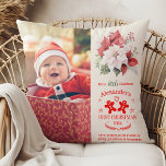 Photo Elegant Blommigt Baby Första jul Kudde<br><div class="desc">Minneshögtidlighålla din första jul i baby med en personlig elegans och tröst. Vår Photo Elegant Blommigt Baby Första jul Dekorativ kudde är designad för att fånga magin i denna speciella milstolpe, och tillför ett festligt och snyggt till din helgdag décor. Elegantens Blommigt Design: Vackra, handdragna motiv för blommigten lägger till...</div>