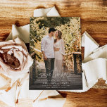 Photo Elegant Calligraphy Bröllop spara datum Inbjudningar<br><div class="desc">Mer inbjudningsformuleringsalternativ finns i den fullständiga kalligrafisamlingen för elegant: https://www.zazzle.com/collections/whimsical_elegant_calligraphy-119723660555986269?rf=238296117664346256 Denna design mäter 5 x 7 tum/ 12, 7 x 17, 8 cm och är perfekt för bröllopsinbjudningar. Lägg till en matchande osa för att slutföra ditt utseende</div>