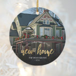 Photo First jul New Home Guld-skript Julgransprydnad Keramik<br><div class="desc">Minneshögtidlighålla er första jul i ert nya hem med denna vackra moderna keepsaksprydnad. I texten står det "Första julen i vårt nya hem" med ord "nya hem" i fotfolie av elegant guld. Byt ut exempelbilden mot ett foto av ditt nya hus och lägg till familjens efternamn i vitt sans serif-teckensnitt....</div>
