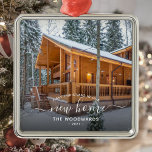 Photo First jul New Home White-skript Julgransprydnad Metall<br><div class="desc">Minneshögtidlighålla er första jul i ert nya hem med denna vackra moderna keepsaksprydnad. Den vita texten lyder "Första julen i vårt nya hem", med ord "nya hem" i handskript för elegant med blommor före och efter. Byt ut exempelbilden mot ett foto av ditt nya hus och lägg till familjens efternamn...</div>
