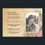 Photo Födelsedagsfest Coral Blommigt Vintage Inbju Inbjudningar<br><div class="desc">Lägg till ditt foto i vintagen stil blommigt inbjudan. Lägg till alla åldrar. Utskrift bakåt ingår.</div>