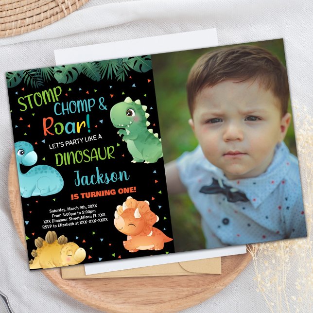 Photo Grönt Orange Black Dinosaur Birthday Inbjudningar (Photo Green Orange Black Dinosaur Birthday Invitation)