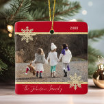 PHOTO Guld Red Snö Keepsaké jul Helgdag Julgransprydnad Keramik<br><div class="desc">Behålla dina minnen levande med den vackra jultomten Helgdag som håller träd ornament vid liv. Anpassa den med fotot. Faux guld glitter och red med snöflingor. Anpassningsbar med din familj namn och år. Baksidan av ornament kan lägga till meddelande, namn eller annan information. Perfektens gåva till föräldrar, mamma, pappa, mormor,...</div>