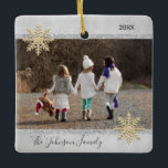 PHOTO Guld Silver Snö Keepsakjulen Helgdag Julgransprydnad Keramik<br><div class="desc">Behålla dina minnen levande med den vackra jultomten Helgdag som håller träd ornament vid liv. Anpassa den med fotot. Faux silver foil och glitter med snöflingor. Anpassningsbar med din familj namn och år. Baksidan av ornament kan lägga till meddelande, namn eller annan information. Perfektens gåva till föräldrar, mamma, pappa, mormor,...</div>