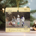 PHOTO Guld Snö Keepsaké jul Träd Julgransprydnad Keramik<br><div class="desc">Behålla dina minnen levande med den vackra jultomten Helgdag som håller träd ornament vid liv. Anpassa den med fotot. Faux guld och glitter med snöflingor. Anpassningsbar med din familj namn och år. Baksidan av ornament kan lägga till meddelande, namn eller annan information. Perfektens gåva till föräldrar, mamma, pappa, mormor, farfar,...</div>