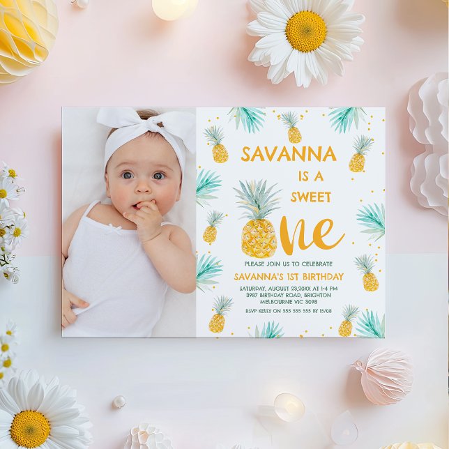 Photo Gult Sweet One Pineapple 1st Birthday Inbjudningar (Pineapple Sweet One 1st Birthday Invitation For Baby Girls, Girls Pineapple First Birthday Invite)